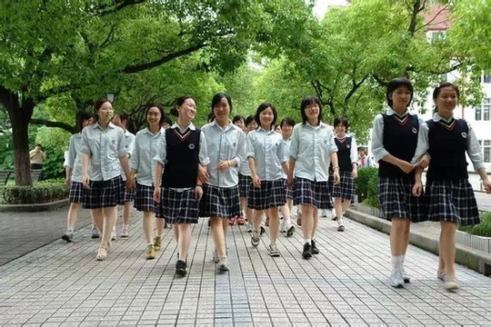 【今日话题】上海中学校服大比拼 你的学校上榜了吗