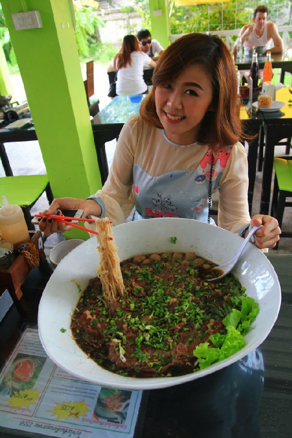 【组图】泰国超大碗牛肉面35分钟吃完可免单